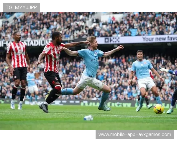 拉亚飞身指尖触球化解福登远射